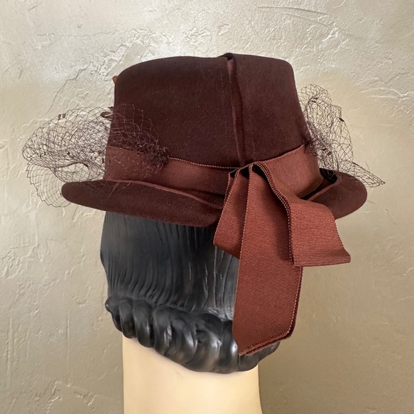 EXTRAORDINARY 1940s\' BROWN FELT FEDORA/SPLIT CROWN, VEIL & FEATHER \